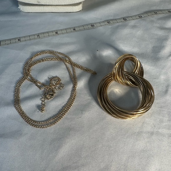 Long modern goldtone chain and circles necklace - Picture 7 of 7